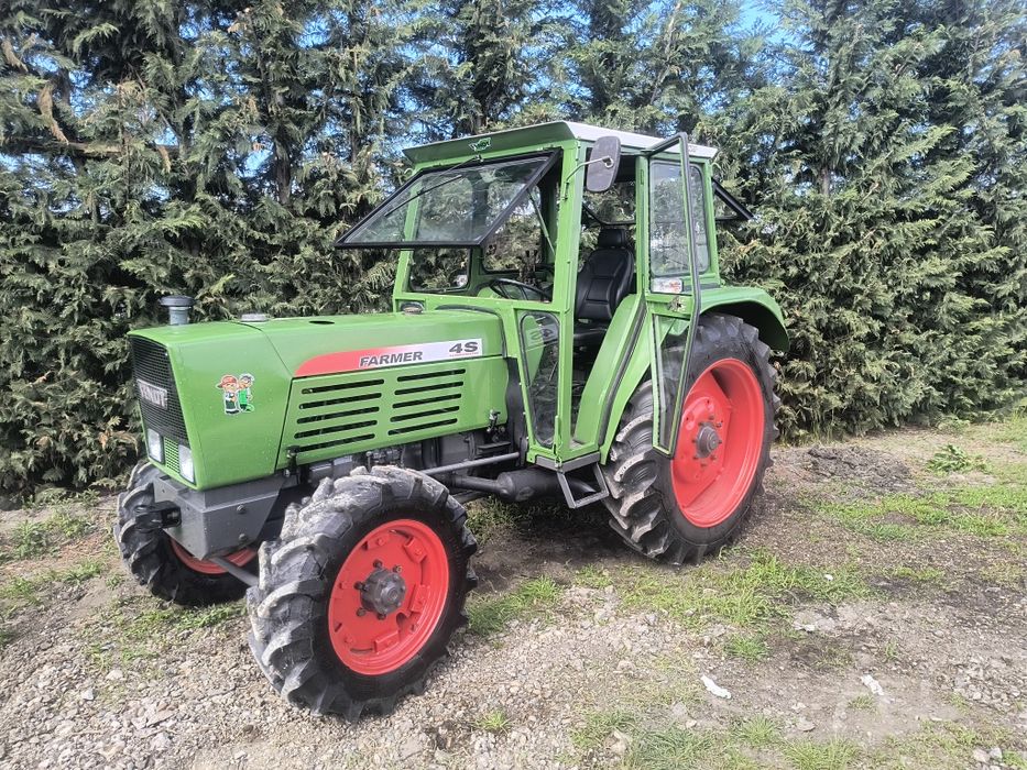Fendt 3s 4×4 cabina închisă.