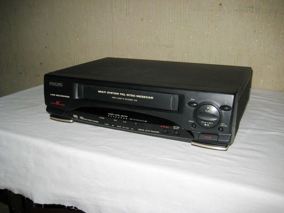 Видео аппарат Philips кассетный  оригинал отличном рабочим состоянии!