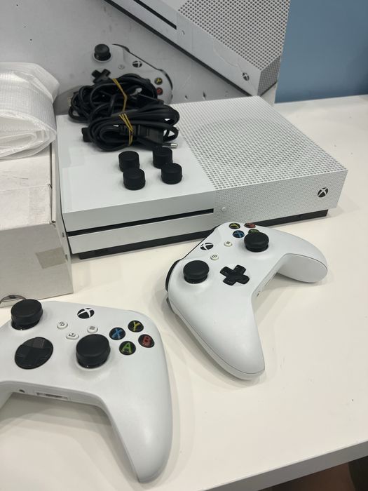 Продается Xbox One S 1ТБ