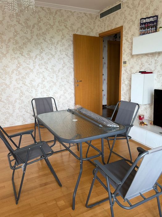 Masa de grădină cu 6 scaune.