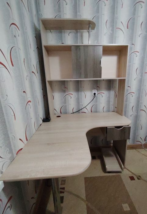 Продам компьютерный стол