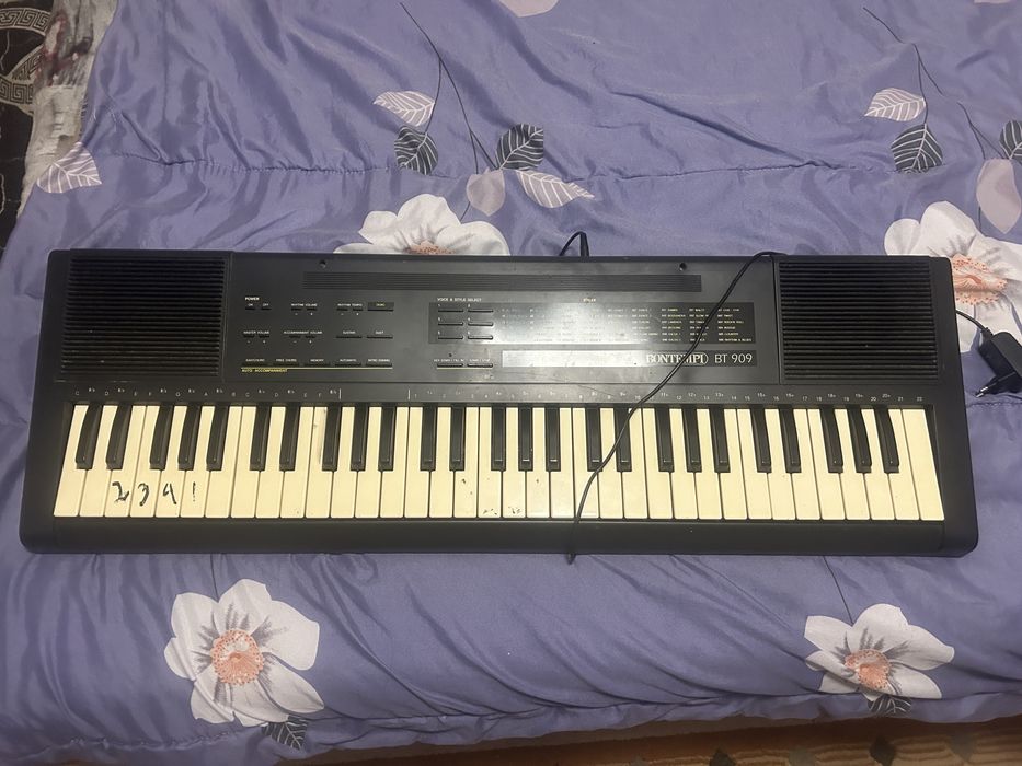 Продавам дигитален синтезатор Bontempi BT 909 (Digital-PCM-Stereo). Перфектен избор за начинаещи, деца или любители, които искат да се учат да свирят.