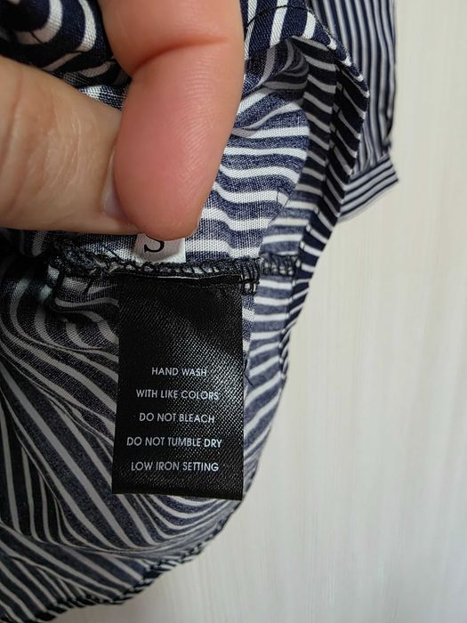 Bluză Elegantă în Dungi Bleumarin cu Detalii Brodate