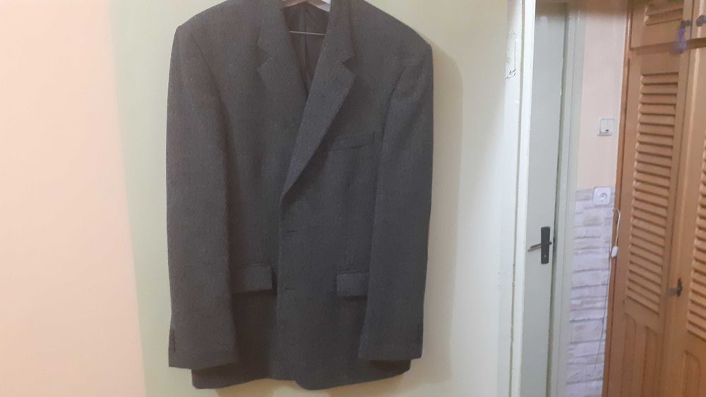 Vind sacou barbatesc, iarna, stofa lina, marime 52, stare perfecta.