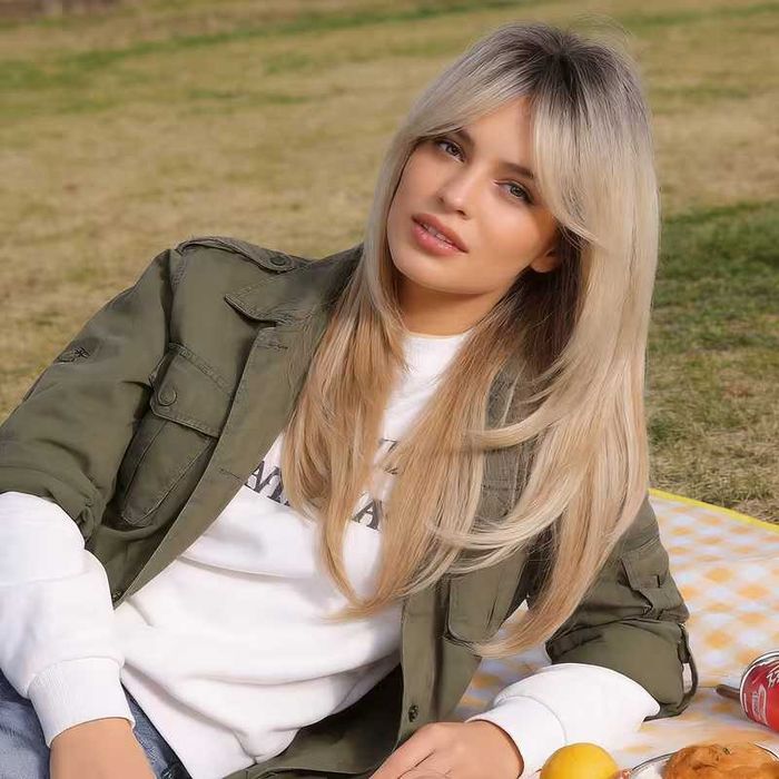 Руса перука с тъмни корени и бретон – 60 см, на пластове, синтетична