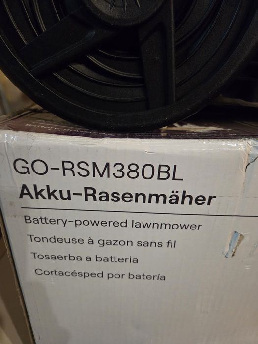 Акумулаторна косачка за трева Gomag, модел GO-RSM380BL. Уредът разполага с 38 см ширина на косене и се захранва от две 20V батерии