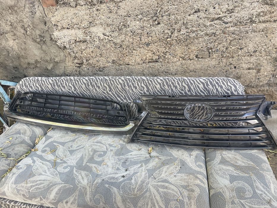 Продам решетку б/у от lexus rx200t