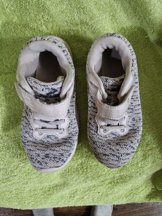 Продам кроссовки детские