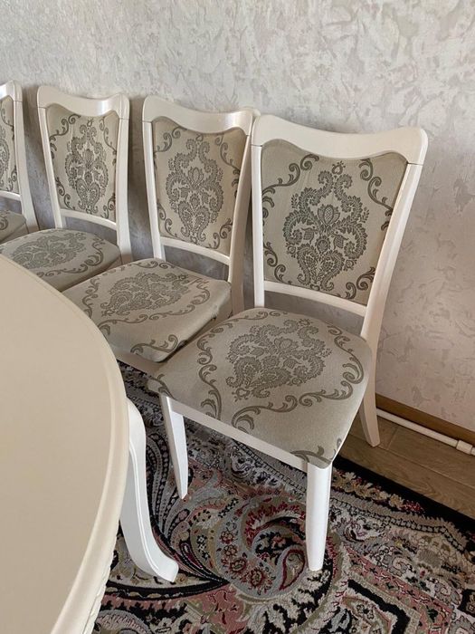 Продам стол со стульями для гостиной