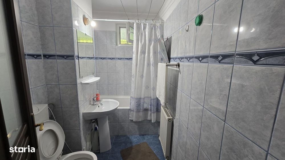 Vand apartament cu 4 camere zona centrala