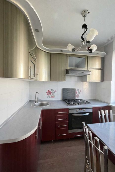 продам 4ком квартиру в центр