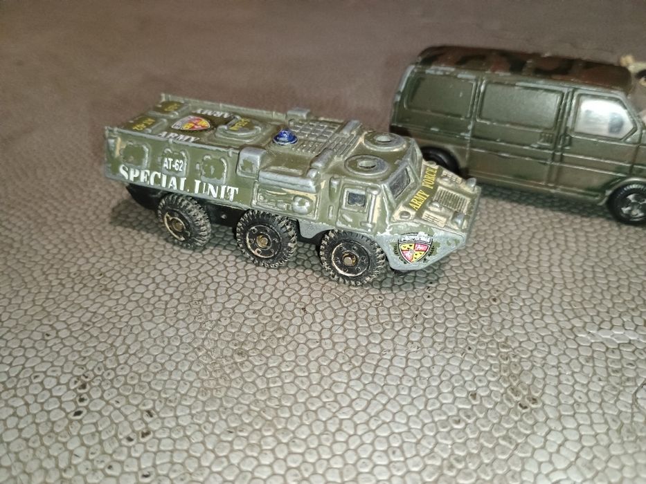 Метални колички и танк