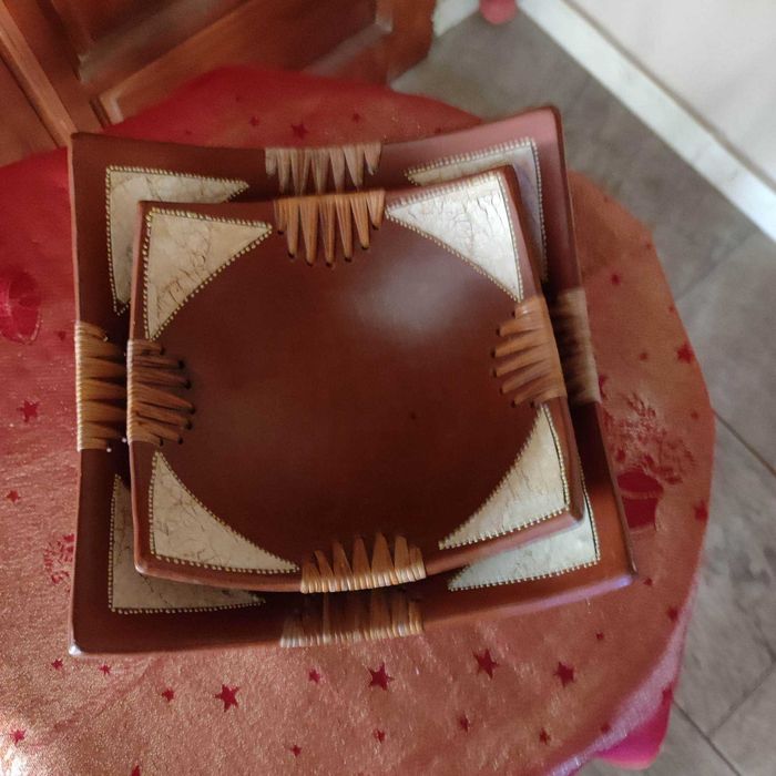 Комплект от два керамични подноса