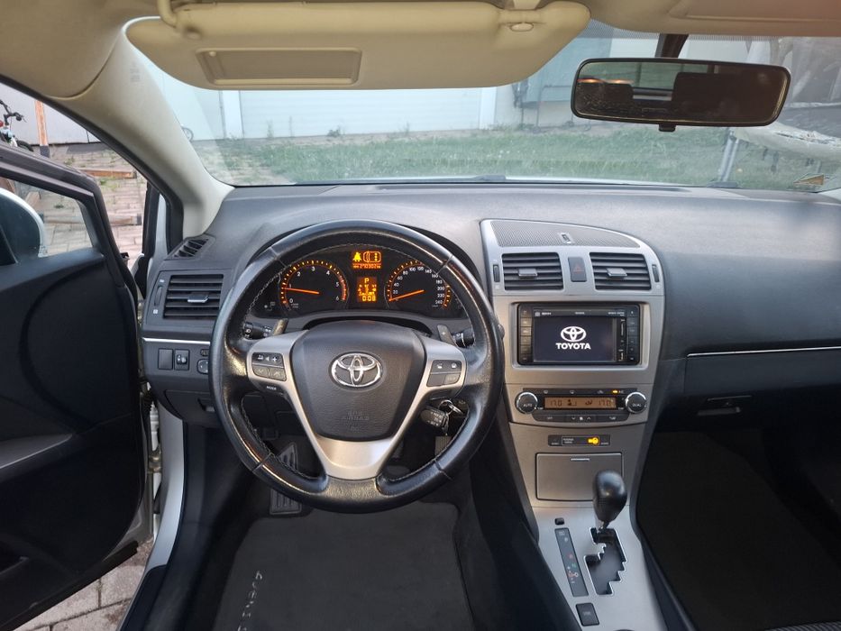 Toyota avensis 2,2 d-cat cutia automata  an 2011