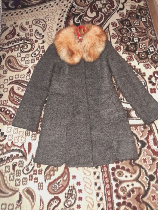 Seriy palto fabrichniy