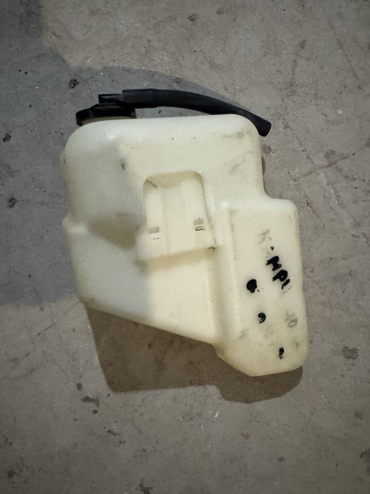 Бачек омывателя камри 40