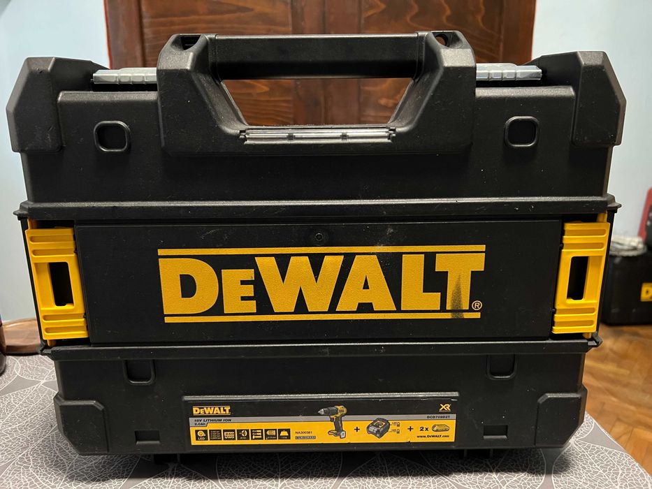 Винтоверт Dewalt DCD709