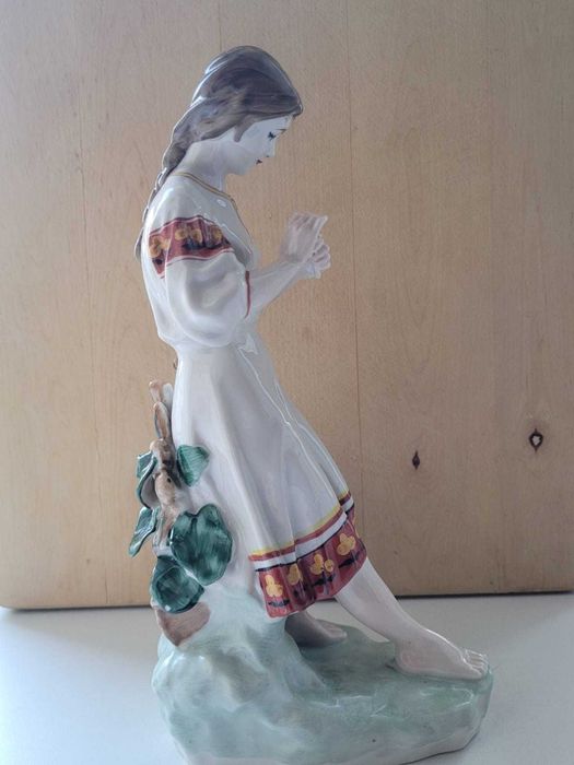 Фарфоровая статуэтка "Девушка, гадающая на ромашке"