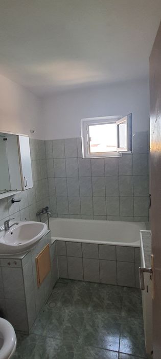 Închiriez apartament
