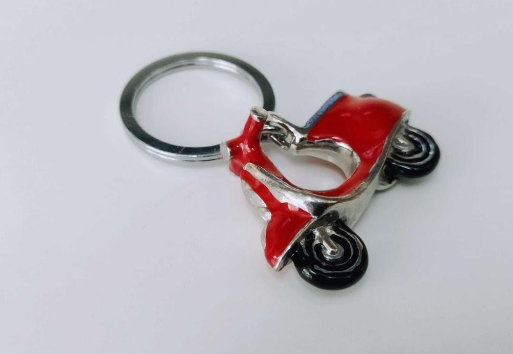 Breloc cheii Vespa , metal placat cu argint si email rosu