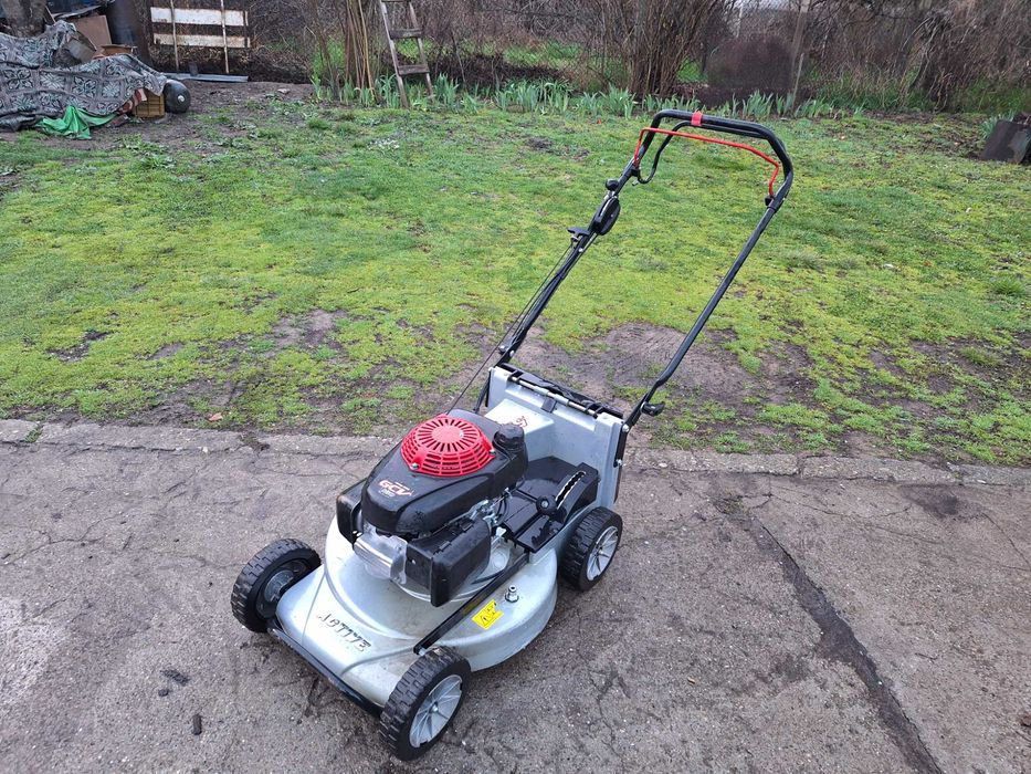 Косачка Honda и Briggs 8 бр. 5к.с. самоходна мулчираща с кош