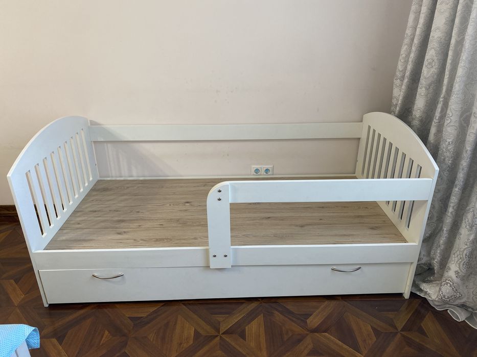 Белая кровать 180*90