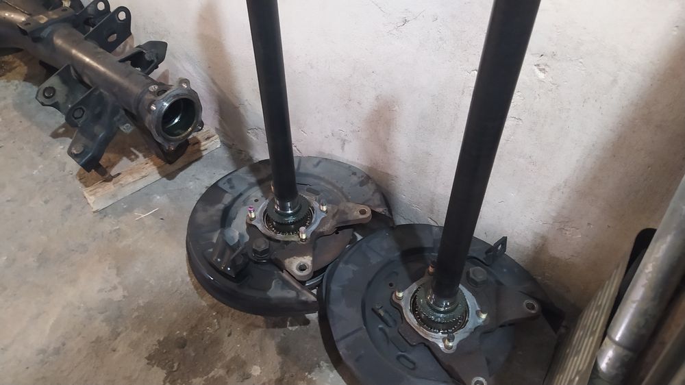 Продам задний мост в сборе на Делику