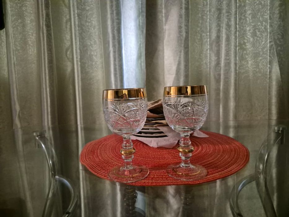 Хрусталь и различный сервиз.