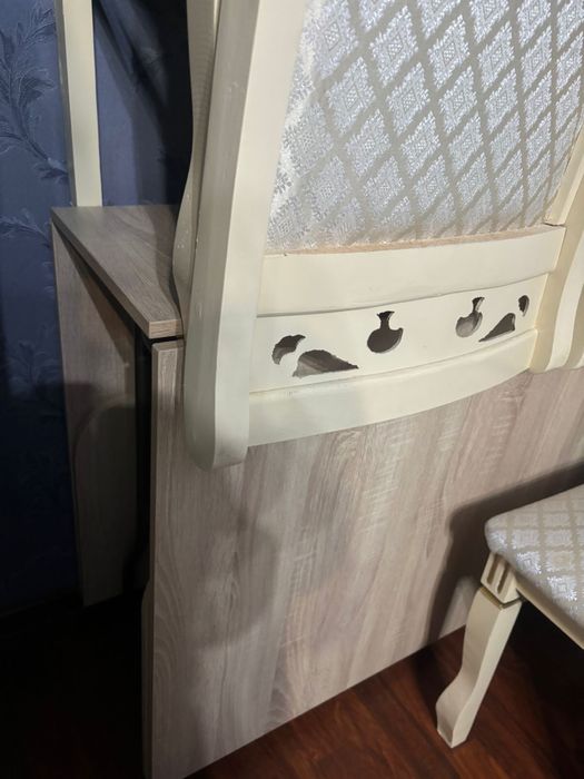 Продается стол и стулья