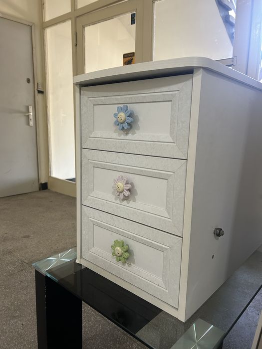 Легло с матрак,чекмеджета и отделна ракла