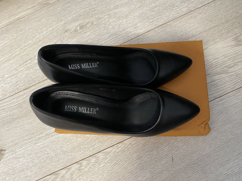 Женские черные туфли