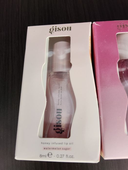 Uleiul de buze infuzat cu miere Gisou (Gisou Honey Infused Lip Oil).