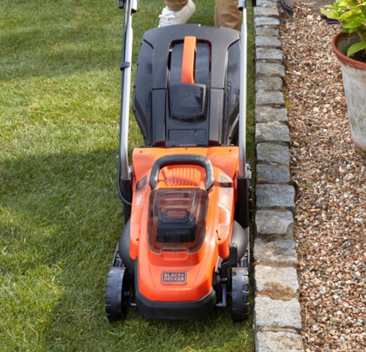 Vând mașină de tuns iarba Black & Decker pe acumulator- noua