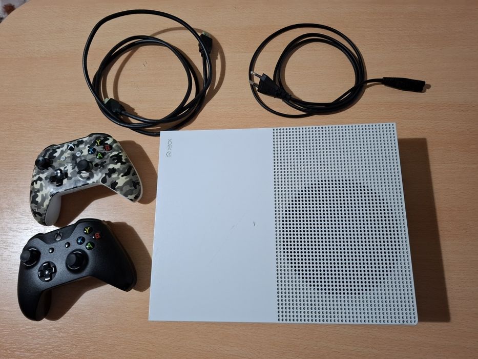 Xbox One S, 1tb, 2 joystick-uri , cablu hdmi