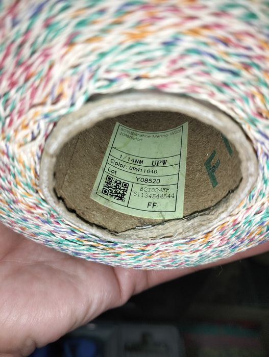 Пряжа в бобине .