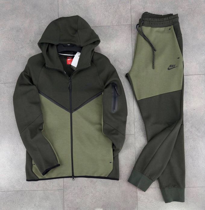 Спортни компелкти (Nike Tech)