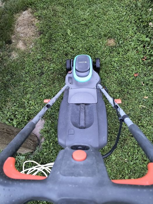 Mașină electrică de tuns gazon