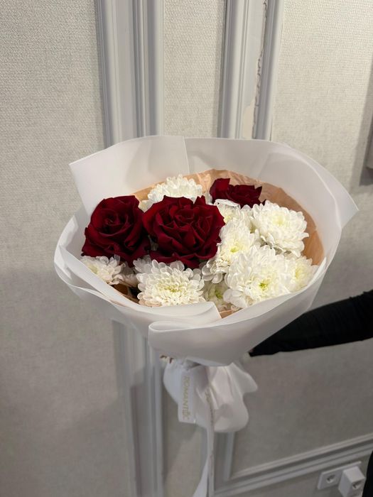 Продам два букета роз с хризантемами