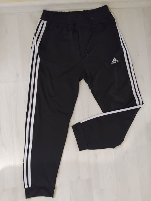 Vand pantaloni Nike si Adidas.