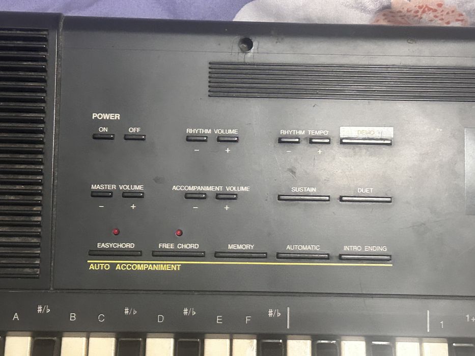 Продавам дигитален синтезатор Bontempi BT 909 (Digital-PCM-Stereo). Перфектен избор за начинаещи, деца или любители, които искат да се учат да свирят.