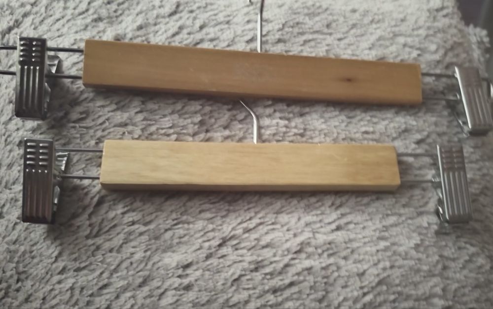 Дървени закачалки за дрехи