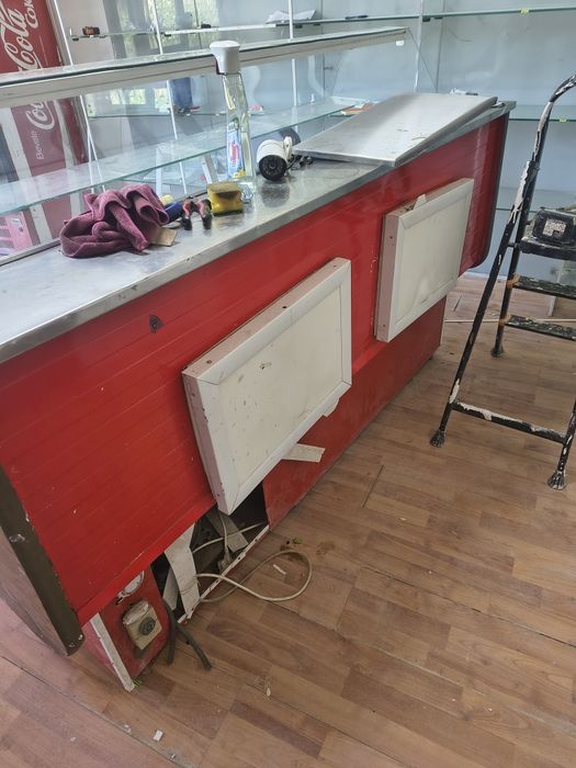 Lada pentru  mezeluri lactate și frigider pentru sucuri