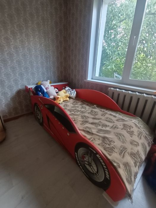 Стильный машина кровать
