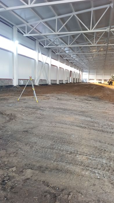 Строительная бригада оказывает различные строительные услуги.