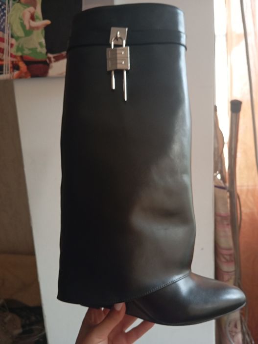 Чёрные сапоги. Торг уместен