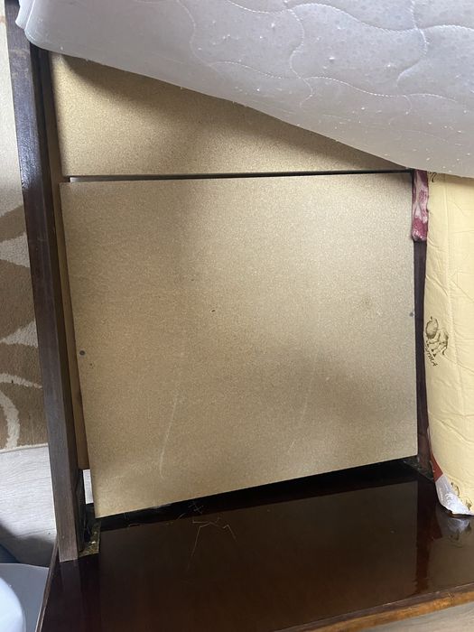 Кровать с двумя матрацами