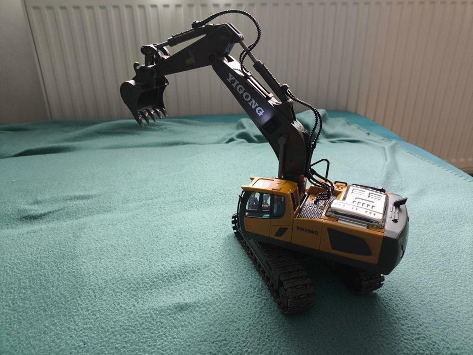 Excavator cu telecomanda