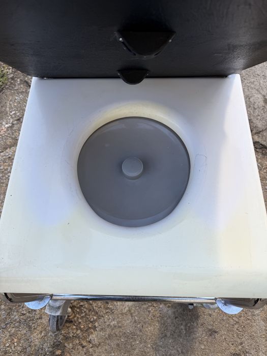 Тоалетен инвалиден стол