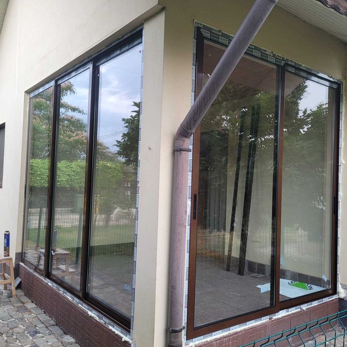 Închideri terase cu sisteme glisante din aluminiu