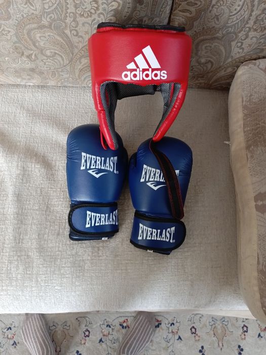 Продам перчатки и шлем боксерский